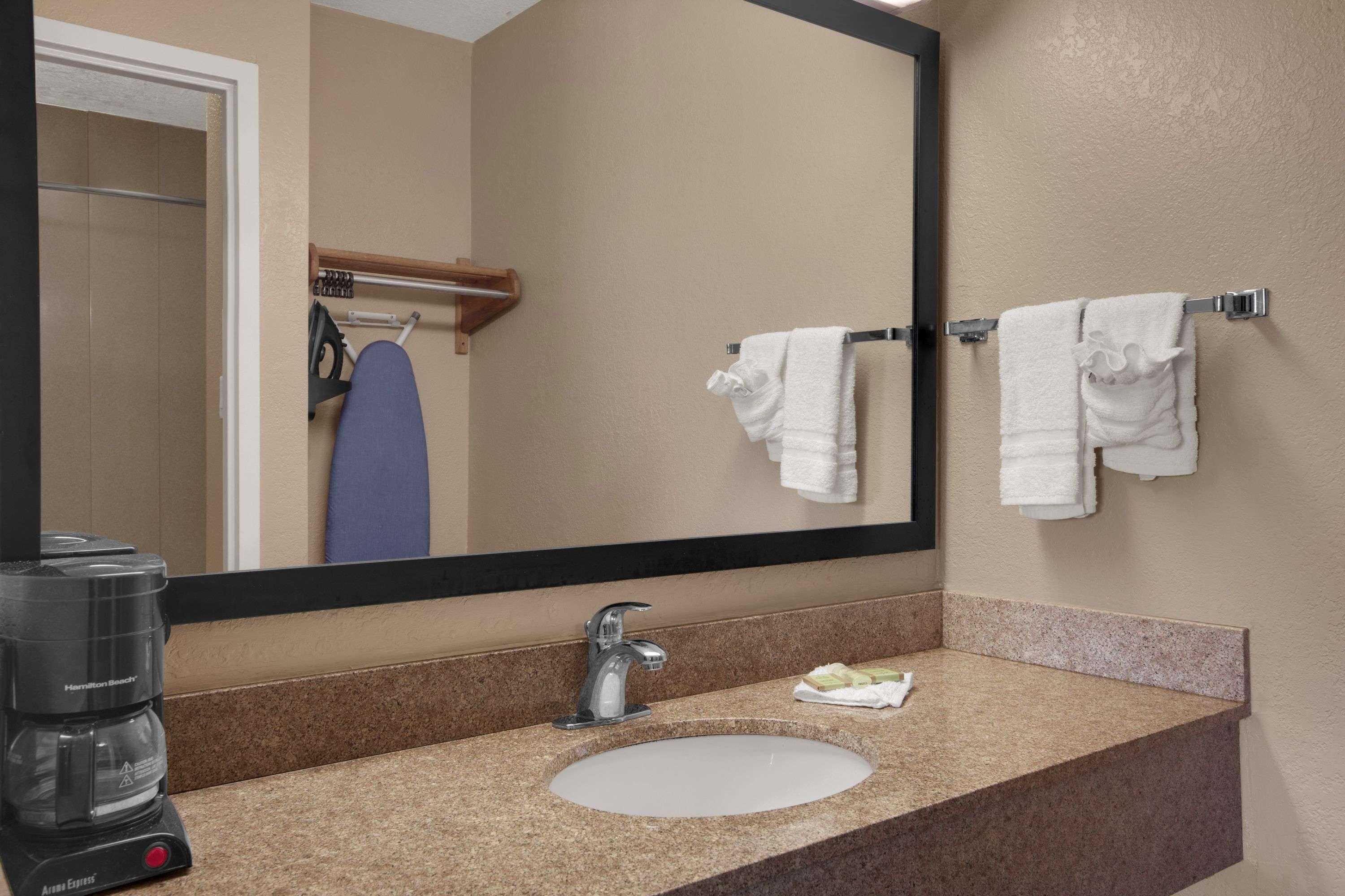 Super 8 By Wyndham Fort Myers Exterior foto